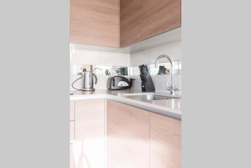 Luxury River Side Penthouse Лондон Екстериор снимка