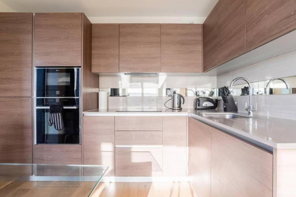 Luxury River Side Penthouse Лондон Екстериор снимка